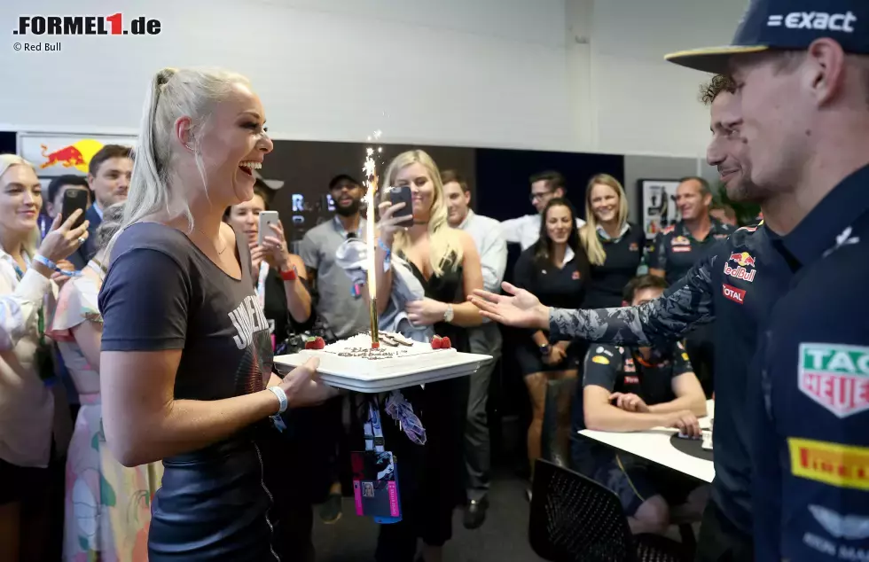 Foto zur News: Vorgefeiert wurde mit Hamilton, aber nachdem sie mit Helmsponsor Red Bull Ski fährt, muss Lindsey Vonn natürlich auch bei ihrem Arbeitgeber auf einen Sprung vorbeischauen. Die Torte zum 32. gibt&#039;s von Daniel Ricciardo und Max Verstappen höchstpersönlich.