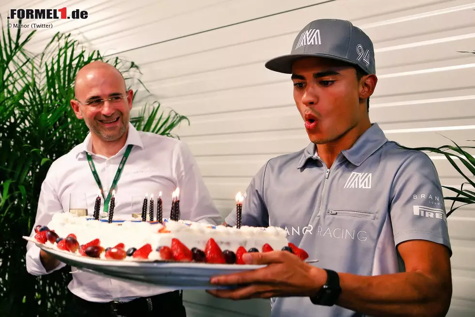 Foto zur News: Zehn Jahre jünger, aber auch Geburtstagskind ist Pascal Wehrlein. Für ihn gibt&#039;s die Torte aus den Händen von Manor-Manager Thomas Meyer. Gut möglich übrigens, dass Wehrlein ein weiteres Jahr im Team bleibt. Wenn nämlich Esteban Ocon nicht zu Renault geht und stattdessen bei Force India andockt.