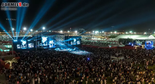 Foto zur News: 92.000 Zuschauer kommen nach Angaben des Veranstalters an den vier Tagen an den Bahrain International Circuit, davon nur 32.500 am Renntag. Formel 1 ist in Manama ein Event. Zum Beispiel beim Live-Auftritt von Star-DJ Avicii ("Wake Me Up").