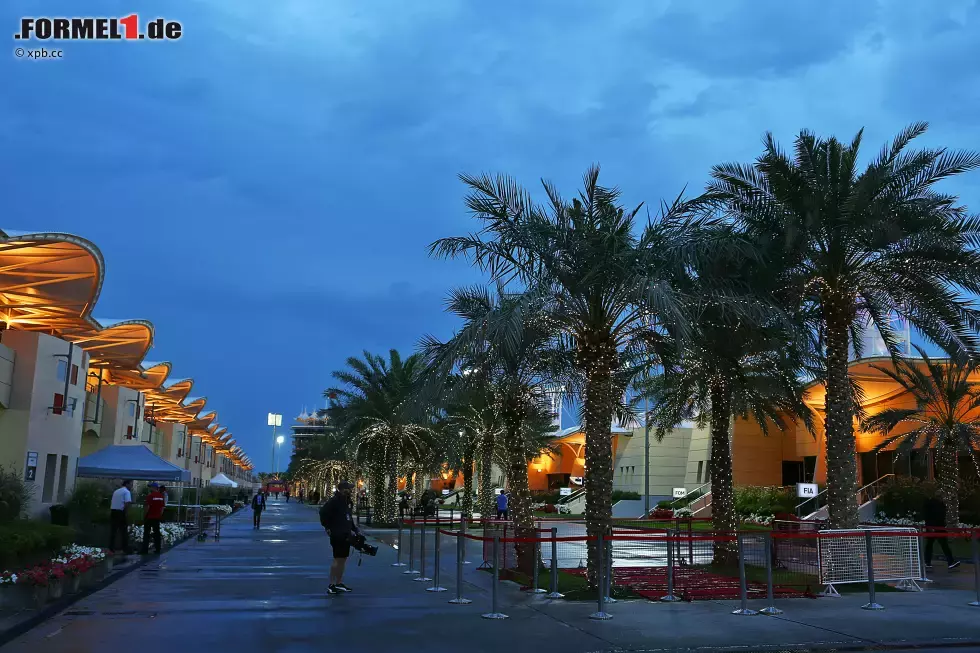 Foto zur News: Wer bei Bahrain an brütend heiße Wüste denkt, der irrt - zumindest im Jahr 2016. Vor Beginn des Wochenendes wird der wunderschöne und allseits beliebte Paddock ein paar Mal richtig nass, und während der Session klettert das Thermometer nie über 25 Grad Celsius.