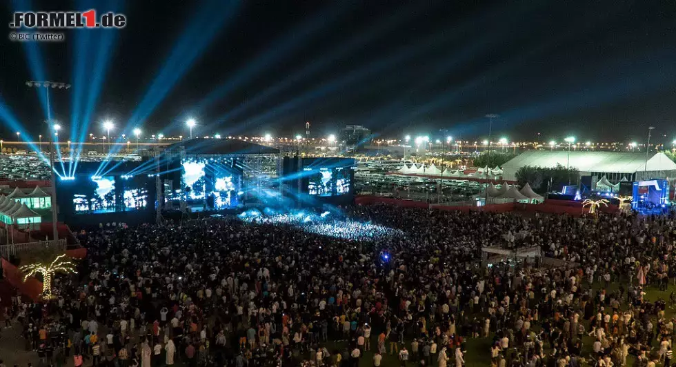 Foto zur News: 92.000 Zuschauer kommen nach Angaben des Veranstalters an den vier Tagen an den Bahrain International Circuit, davon nur 32.500 am Renntag. Formel 1 ist in Manama ein Event. Zum Beispiel beim Live-Auftritt von Star-DJ Avicii (&quot;Wake Me Up&quot;).