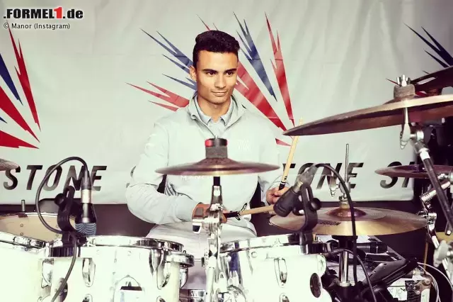 Foto zur News: Macht sehr gute Figur an den Drums: Pascal Wehrlein kommt nach seinem ersten WM-Punkt in Österreich bestens gelaunt nach Großbritannien. Der angeblich so steife Deutsche sammelt auf der Formel-1-Showbühne Sympathien bei den englischen Fans - und macht Formel-1-Drummer Eddie Jordan ernsthaft Konkurrenz.