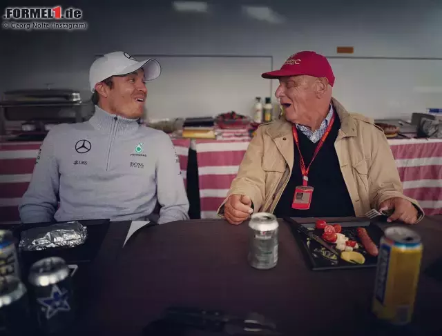 Foto zur News: Auch nicht elitär: Anstatt im Hilton Champagner zu schlürfen und mit Kaviar zu dinieren, machen sich's Nico Rosberg und Niki Lauda am Camper gemütlich und grillen sich ein paar Würstchen. Dazu gibt's eine Dose Heineken für den Mercedes-Aufsichtsratschef. Man will ja keine Probleme mit Bernie kriegen.