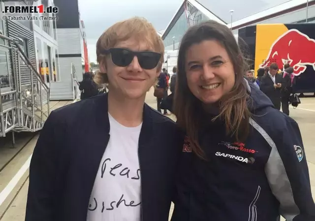 Foto zur News: Kennen Sie ihn noch? Ronald Bilius Weasley ist Harry Potters bester Freund. Beim Grand Prix in Silverstone schnuppert Hollywood-Star Rupert Grint, inzwischen 27 Jahre alt, ein bisschen Benzinluft. Hier im Bild mit Tabatha Valls, der Pressedame des Toro-Rosso-Teams.