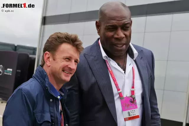 Foto zur News: Frank Bruno sieht nicht nur neben Allan McNish wie ein Riese aus: Der ehemalige Schwergewichts-Weltmeister hat 1996 seinen letzten Kampf gegen Mike Tyson verloren und ist heute großer Formel-1-Fan. Die Boxentour lässt sich der Boxer bei Red Bull geben, das Rennen schaut er bei Williams.