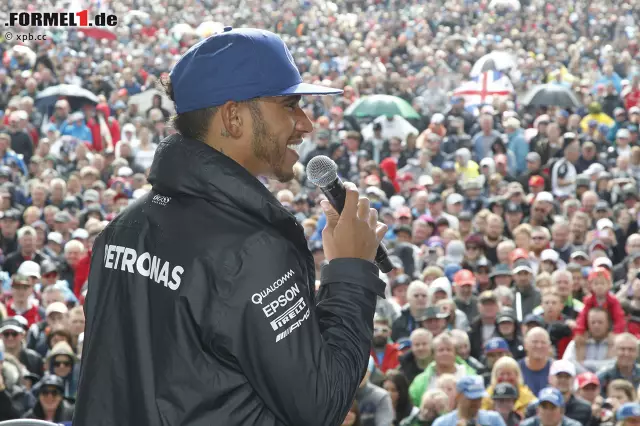 Foto zur News: Aber das Silverstone-Wochenende 2016 gehört ihm: Lewis Hamilton. Zuerst Crowdsurfen in den Menschenmassen, dann lässt er sich auf der Showbühne noch einmal feiern. Gutes Omen: Immer wenn er Silverstone gewonnen hat, wurde er anschließend auch Weltmeister...