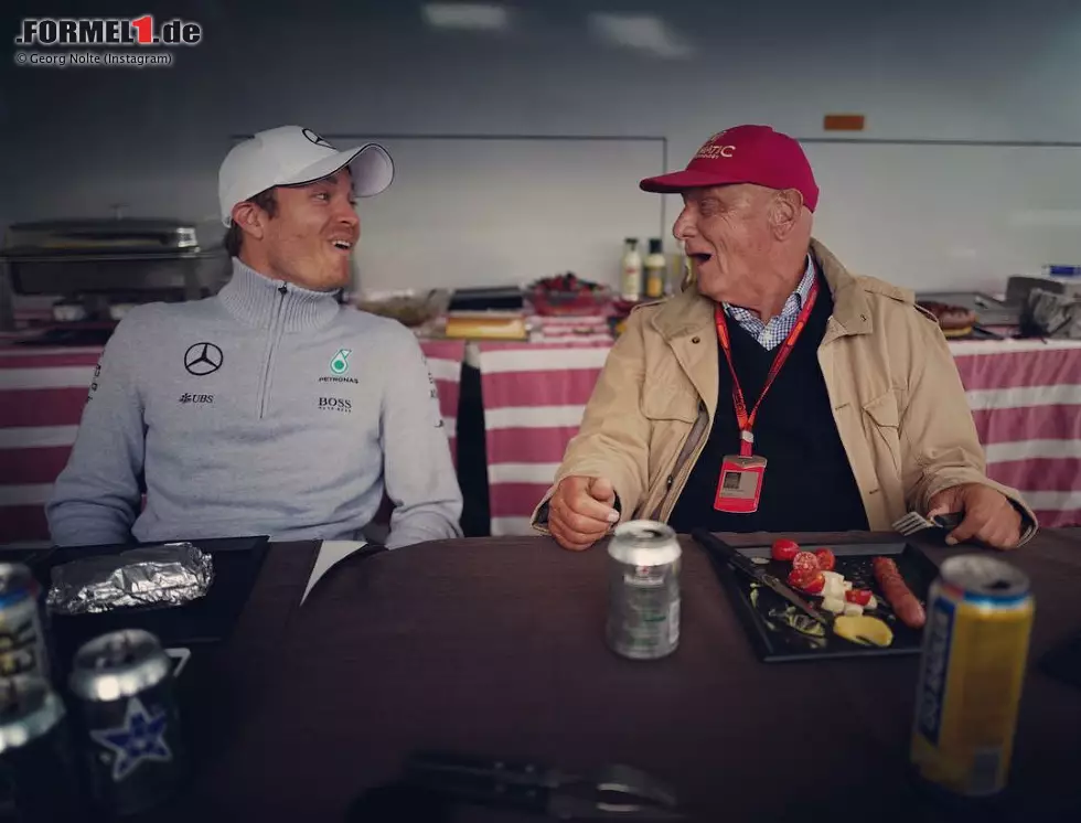 Foto zur News: Auch nicht elitär: Anstatt im Hilton Champagner zu schlürfen und mit Kaviar zu dinieren, machen sich&#039;s Nico Rosberg und Niki Lauda am Camper gemütlich und grillen sich ein paar Würstchen. Dazu gibt&#039;s eine Dose Heineken für den Mercedes-Aufsichtsratschef. Man will ja keine Probleme mit Bernie kriegen.