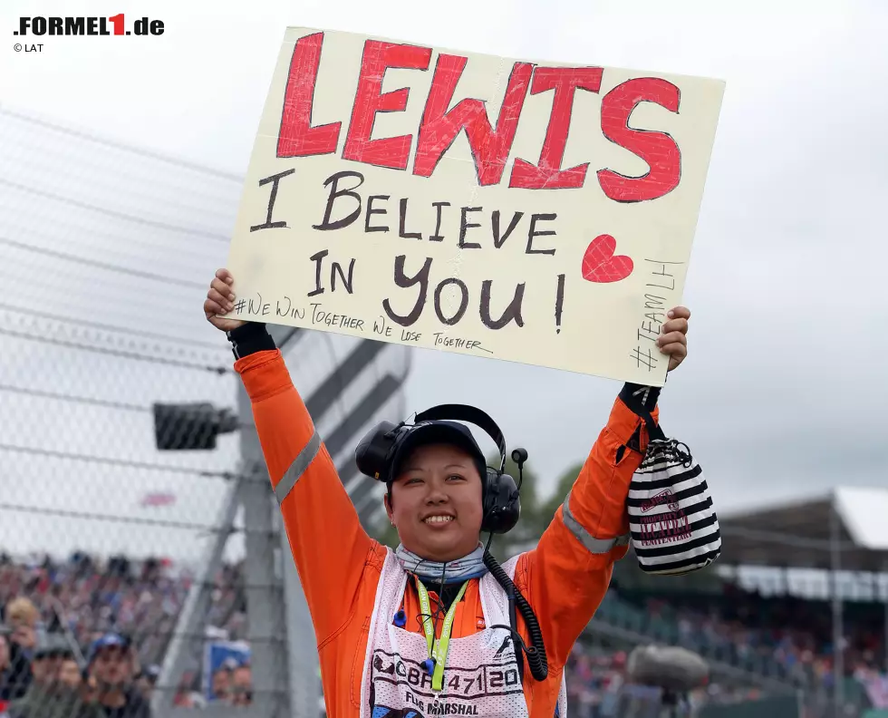 Foto zur News: Die britischen Zuschauer sind Lewis-Hamilton-Fans durch und durch, das geht bis hin zu den Streckenposten. &quot;Lewis, ich glaube an dich!&quot;, hält dieser weibliche Marshall in die Luft, ...