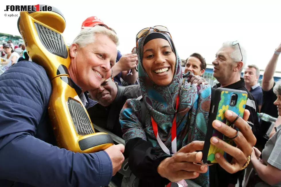 Foto zur News: Und die Briten haben noch einen Publikumsliebling: Johnny Herbert fliegen bei der Formel-1-Show vor Publikum am Donnerstag die Herzen zu. Mit dem &quot;Hoverboard&quot; (oder wie auch immer das Ding heißen mag) stellt er sich aber nur kurz geschickt an - bis es ihn unter tosendem Gelächter zehntausender Fans zerlegt!