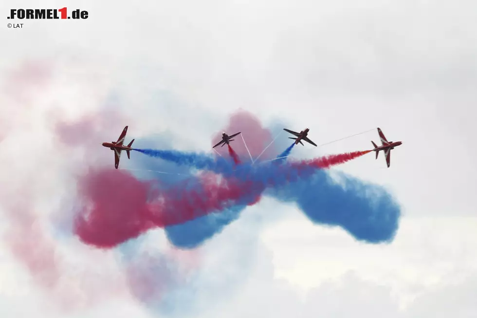 Foto zur News: Silverstone war früher mal ein Militärflughafen. Da gehört die Flugshow der Royal Air Force zum guten Ton. Übrigens genau wie vor einer Woche in Spielberg, wo neben österreichischen Militärmaschinen die Red-Bull-Flotte von Dietrich Mateschitz ausgerückt ist.