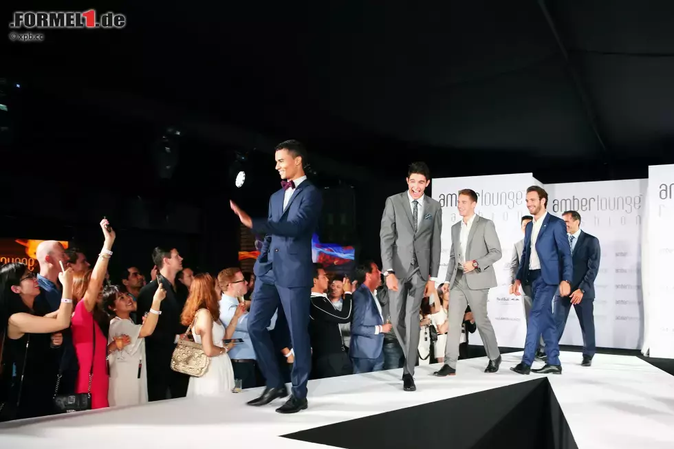 Foto zur News: Gute Figur machen bei der Amber-Lounge-Fashion-Show die Herren Formel-1-Stars. Und uns fällt auf: Selbst auf dem Laufsteg ist Pascal Wehrlein vor Esteban Ocon. Dahinter: Stoffel Vandoorne, Jean-Eric Vergne, Marc Gene und Rio Haryanto.