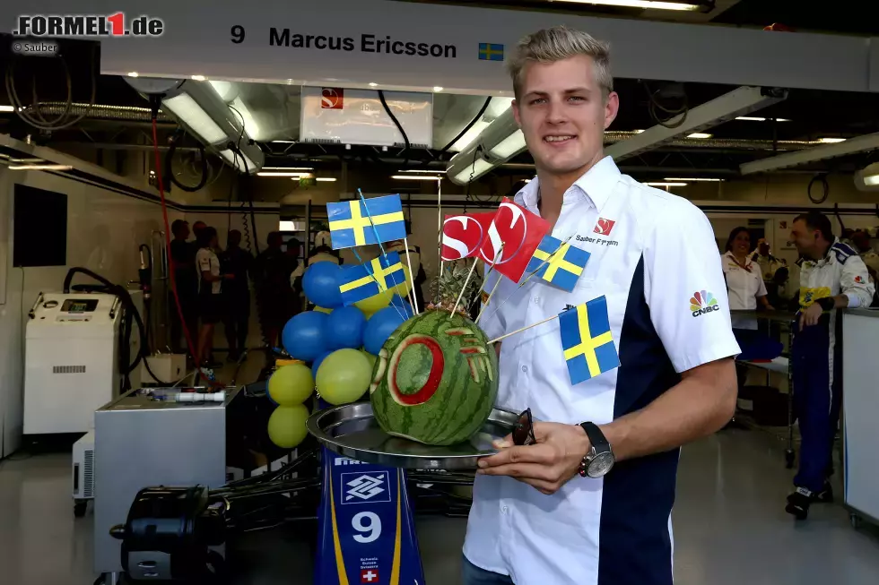 Foto zur News: 50 Grands Prix auf dem Buckel hat Marcus Ericsson, aber von Poles, Siegen oder gar einem WM-Titel ist der Schwede im Sauber-Team meilenweit entfernt. Zum Jubiläum gibt&#039;s keine IKEA-Möbel (das Möbelhaus zahlt schon seine Karriere), sondern einen exotischen Fruchtcocktail. Bei der Tropenhitze eine willkommene Alternative.