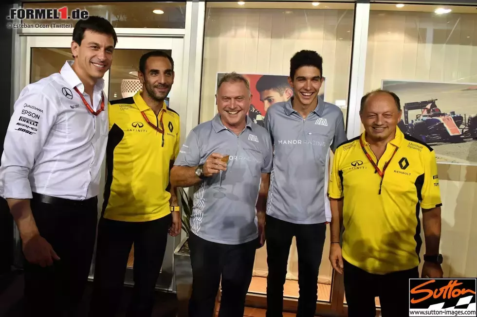 Foto zur News: Esteban Ocon feiert seinen 20. Geburtstag mit Toto Wolff, Cyril Abiteboul, Dave Ryan und Frederic Vasseur. Gleich drei Formel-1-Teams wollen ihn haben, nur eins kann ihn bekommen. Kein Wunder, hat er doch einst in der Formel 3 einen gewissen Max Verstappen geschlagen.