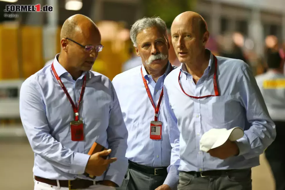 Foto zur News: Chase Carey ist der neue starke Mann der Formel 1. Unter großem Medieninteresse wird er von CVC-Manager Donald Mackenzie (rechts) in den Paddock eingeführt. Was viele nicht wissen: Unter seinem Schnauzbart verbirgt Carey eine Narbe von einem früheren Unfall.