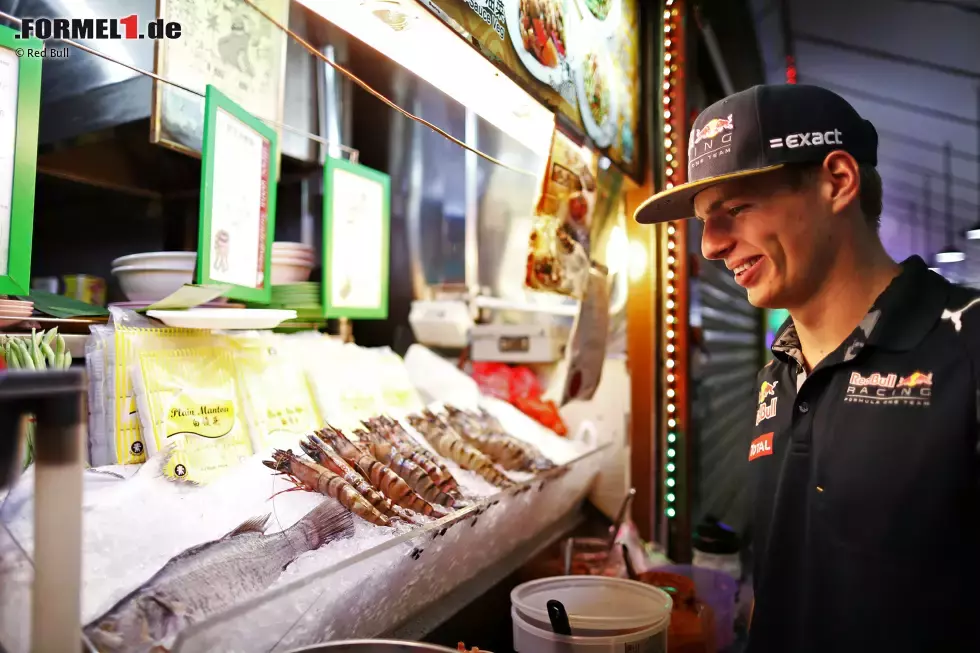 Foto zur News: Die asiatische Küche ist nicht jedermanns Sache, Max Verstappen aber genießt seinen Besuch auf dem Food-Market von Singapur.