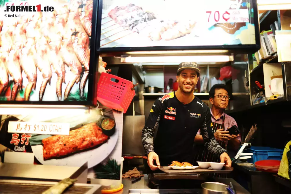 Foto zur News: Sein Teamkollege Daniel Ricciardo geht noch einen Schritt weiter: Er übt sich als Aushilfskoch in einem Fast-Food-Restaurant.