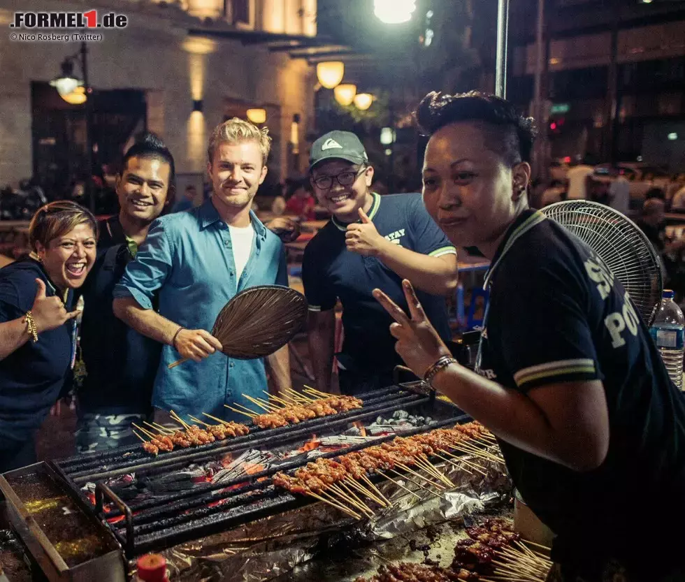 Foto zur News: Und Nico Rosberg experimentiert am offenen Grill. Scheint zu schmecken - genau wie der erste Sieg in Singapur und die acht Punkte Vorsprung auf Hamilton in der WM.