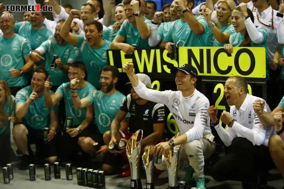 Foto zur News: Übrigens: Vor Rosberg haben nur Weltmeister in Singapur gewonnen. Ein gutes Omen? Hamilton jedenfalls gratuliert fair: &quot;Nico hat dieses Wochenende einen super Job gemacht. Er verdient diesen Sieg.&quot; Ungewohnt sanftmütige Töne vom entthronten WM-Leader...