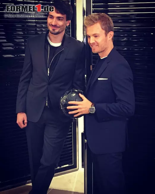 Foto zur News: Und auch außerhalb des Paddocks genießt Rosberg gerade Everybody&#039;s-Darling-Status. Ob bei den Laureus-Awards, bei Joko &amp; Klaas oder beim Hugo-Boss-Fotoshooting mit DFB-Weltmeister Mats Hummels: Wo er auch hinkommt, fliegen ihm die Sympathien entgegen.