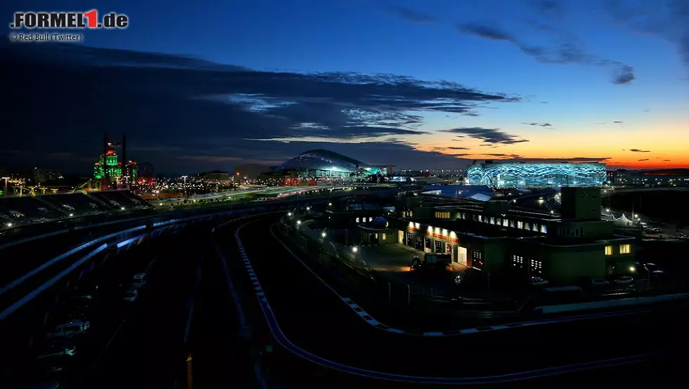 Foto zur News: Mittelfristig soll Sotschi ein Nachtrennen werden - eine gute Idee, wenn man die tolle Atmosphäre am Gelände der Olympischen Winterspiele 2014 einmal nach Sonnenuntergang wirken lässt. &quot;Kann ich mir gut vorstellen&quot;, sagt Bernie Ecclestone. &quot;Wenn die Russen das wollen, unterstütze ich das.&quot;