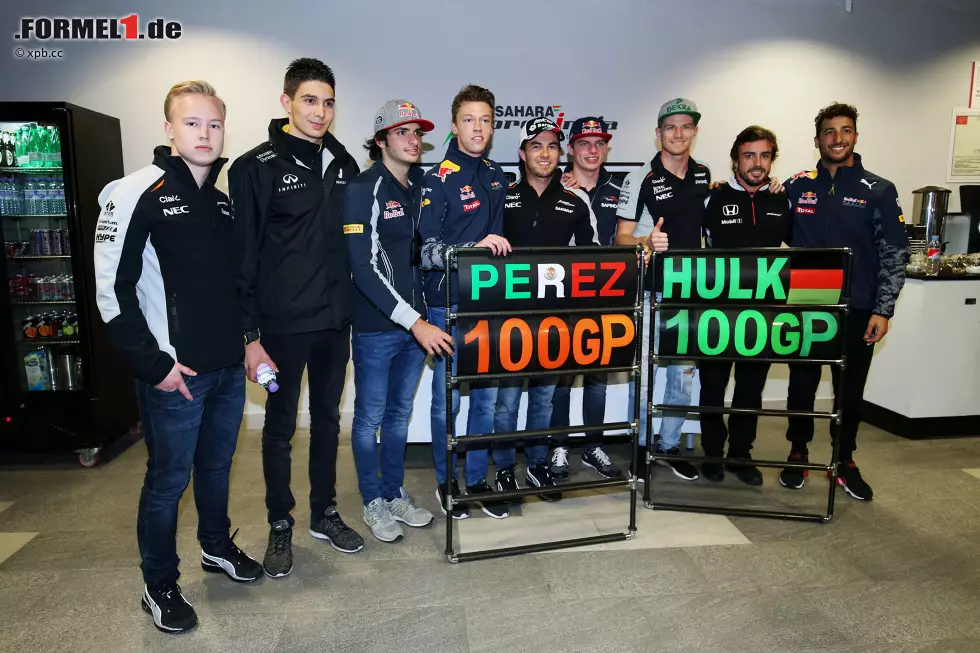 Foto zur News: Sergio Perez und Nico Hülkenberg bestreiten in Sotschi zeitgleich ihren 100. Grand Prix - und viele Kollegen kommen, um zu gratulieren. Die beiden Herren links im Bild dürften nicht all unseren Lesern bekannt sein: der von Force India geförderte Russe Nikita Masepin und Renault-Testfahrer Esteban Ocon.