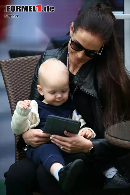 Foto zur News: Kimi Räikkönen, das weiß man, ist kein Freund von Facebook &amp; Co. Damit das bei seinem Sohn Robin einmal anders wird, trainiert Mama Minttu schon fleißig mit dem iPad. Wir wetten: Sobald der Kleine groß genug ist, geht Papa mit ihm auf die Kartbahn. Ohne viel zu reden oder zu tweeten...