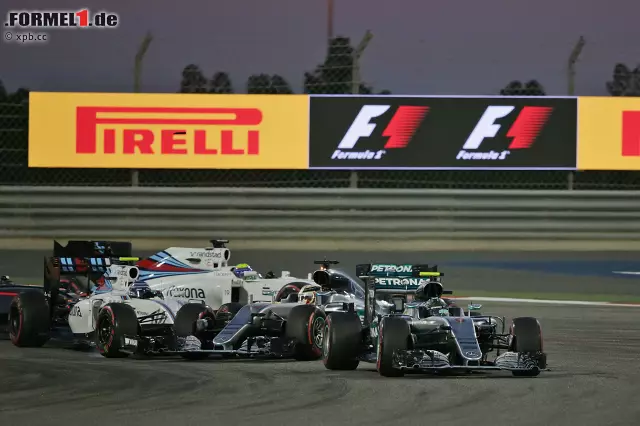 Foto zur News: "Rennunfall", sagt Hamilton über die Kollision mit Valtteri Bottas in der ersten Kurve, die ihn nicht nur auf Platz zehn zurückwirft, sondern dem Williams-Fahrer auch eine Durchtfahrtstrafe einbringt. Pech für Hamilton: Der beschädigte Unterboden kostet eine Sekunde pro Runde.