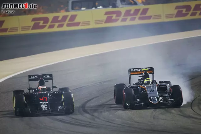 Foto zur News: Herzerfrischend wie in der GP2: Fernando Alonsos Ersatzmann Vandoorne schlägt Button im Qualifying, zeigt im Rennen tolles Zweikampfverhalten (etwa bei seinen Überholmanövern gegen beide Force Indias) und wird dafür mit seinem ersten WM-Punkt im ersten Grand Prix belohnt.