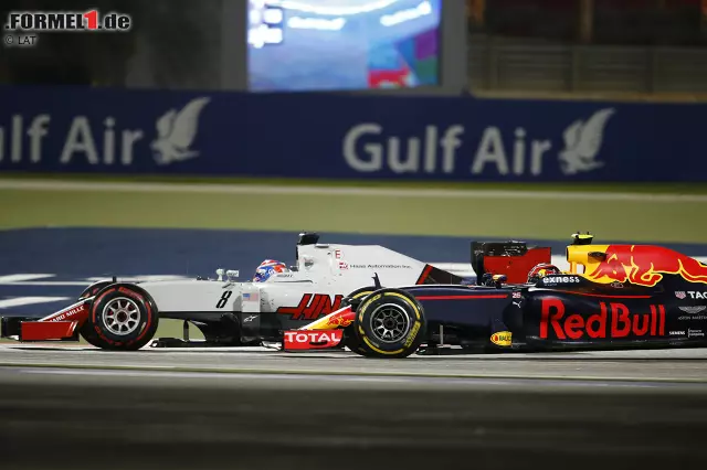 Foto zur News: Technikchef Günther Steiner kann sich das Lächeln nicht verkneifen, als Romain Grosjean mit den Supersofts fliegt und Stars wie Ricciardo und Massa alt aussehen lässt. Der Haas-Pilot ist zwischenzeitlich sensationell Vierter, wird am Ende Fünfter. "Absolutely awesome!"