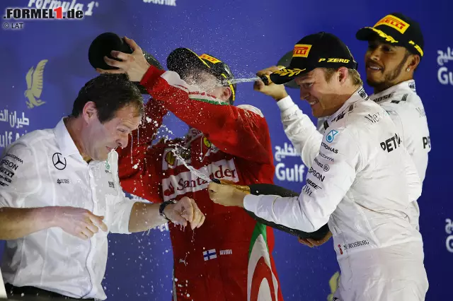 Foto zur News: Ausgerechnet für Räikkönen gibt's keinen Champagner mehr: Bei drei seiner letzten vier Podestplätze wird auf dem Podium Rosenwasser ausgeschenkt. "Ich weiß nicht, warum es in Bahrain immer so gut klappt", sagt er nach seiner achten Top-3-Platzierung in der Sachir-Wüste. "Wahrscheinlich Zufall."