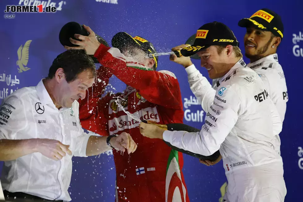 Foto zur News: Ausgerechnet für Räikkönen gibt&#039;s keinen Champagner mehr: Bei drei seiner letzten vier Podestplätze wird auf dem Podium Rosenwasser ausgeschenkt. &quot;Ich weiß nicht, warum es in Bahrain immer so gut klappt&quot;, sagt er nach seiner achten Top-3-Platzierung in der Sachir-Wüste. &quot;Wahrscheinlich Zufall.&quot;