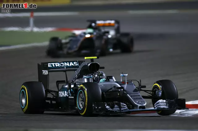 Foto zur News: Beim ersten Stopp setzt Mercedes Rosberg auf Soft, Hamilton auf Medium. Der Weltmeister soll einen Stopp weniger machen. Das klappt nicht, weil der Medium genauso schnell abbaut wie Räikkönens Soft. Rosberg lässt es gemütlich angehen. Sein Vorsprung schmilzt auf 3,7 Sekunden.