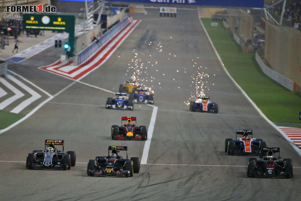 Foto zur News: Beginn der zweiten Runde: Just während Nico Hülkenberg an der Box einen neuen Frontflügel abholt, fährt sich Perez seinen am Toro Rosso von Carlos Sainz kaputt. Schwarzes Wochenende für Force India. Hülkenbergs achter Startplatz? Wohl eher ein Glückstreffer...