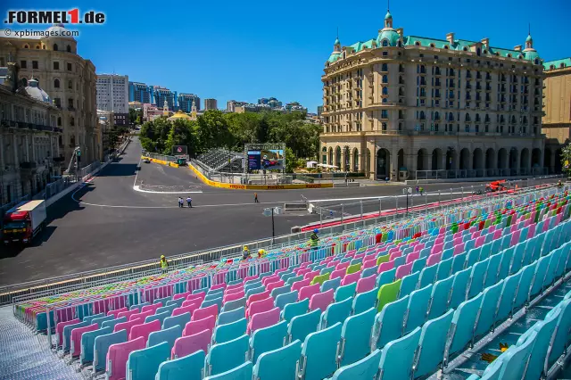 Foto zur News: Kurz vor dem Premierenevent werden die letzten Arbeiten an der Strecke vorgenommen, bevor am Freitag um 9 Uhr Ortszeit die GP2-Serie die Ehre hat, den neuen Kurs erstmals zu befahren. Die Formel 1 stellt sich mit ihrem Training hinten an.