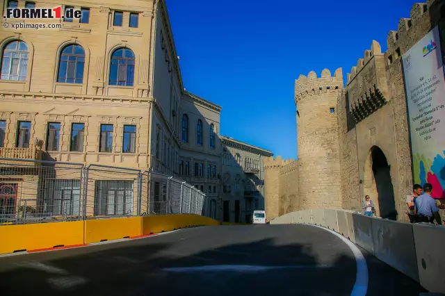 Foto zur News: Spektakulär ist vor allem Kurve 10, die zu den engsten im gesamten Kalender gehört. In den schmalen Gassen an den historischen Stadtmauern ist Überholen wohl unmöglich, aufpassen müssen die Fahrer trotzdem.