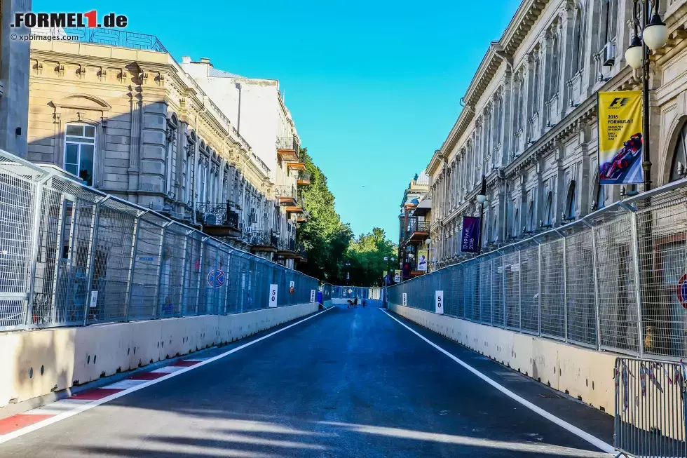 Foto zur News: Laut Hermann Tilke wird Baku &quot;der schnellste Stadtkurs der Welt&quot; sein. Schuld daran hat vor allem eine 2,2 Kilometer lange Gerade in Richtung Start und Ziel. Es wird erwartet, Zeiten von 1:40 Minuten erreichen zu können.