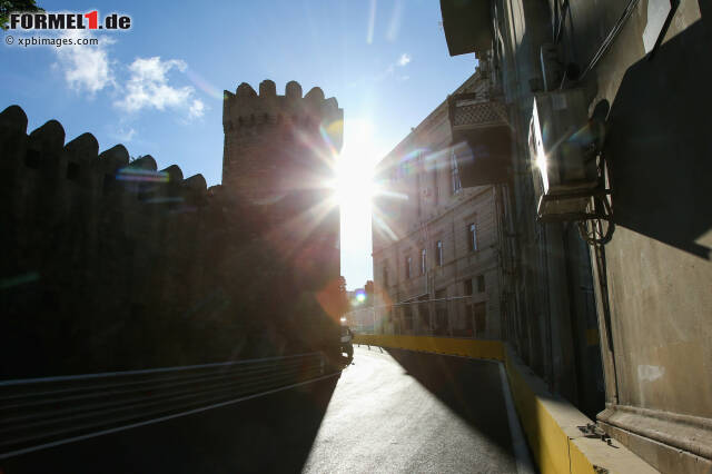 Foto zur News: Pirelli bringt mit Ultrasoft, Supersoft und Soft die weichsten Mischungen nach Baku. Kein Wunder, denn für den Grand Prix wurde ein frisches Asphaltband verlegt und historisches Kopfsteinplaster temporär überdeckt. "Der Asphalt ist sehr glatt und sieht ähnlich aus wie der in Sotschi", vermutet Wehrlein wenig Reifenverschleiß.