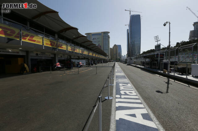 Foto zur News: Stopp! Nicht ganz. Es gibt noch eine Hürde zu meistern. Ricciardo: "An der Boxeneinfahrt kann man immer etwas Zeit gutmachen. Hier ganz besonders. Es lässt sich eine halbe, wenn nicht eine ganze Sekunde verlieren - oder gewinnen. Man crasht oder man verliert viel."