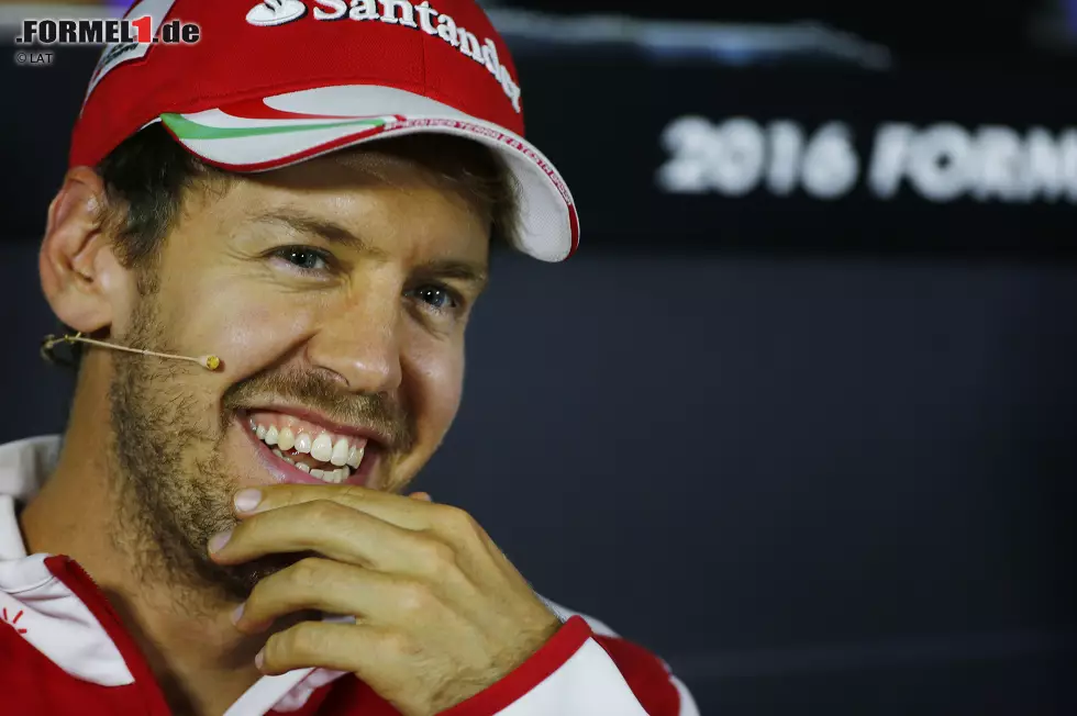 Foto zur News: &quot;Ich verstehe die Fragen nicht&quot;, wundert sich Vettel. &quot;Ich bin die Strecke abgelaufen - sie sieht spannend aus.&quot; Auch Perez winkt ab: &quot;Es ist nicht die gefährlichste, aber die anspruchsvollste Strecke. Wenn man crasht, verliert man nicht ein paar Sekunden, man scheidet aus.&quot; Alonso fügt hinzu: &quot;Besser als in Monaco ist es allemal.&quot;