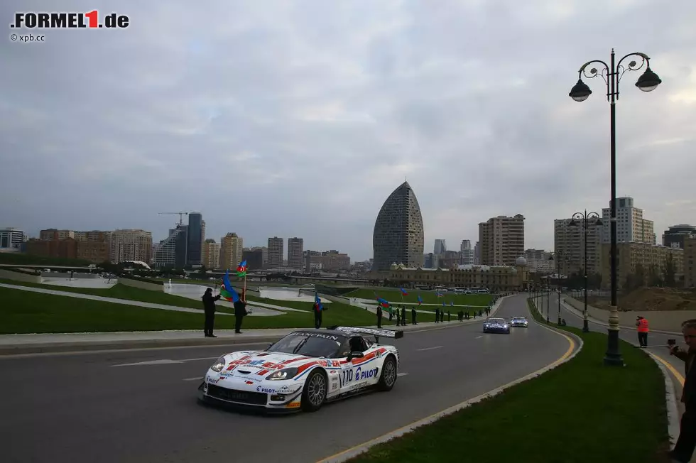 Foto zur News: Motorsport gab es in Baku schon: &quot;Mein Papa ist 2012 ein Rennen gefahren, ich habe es im Internet geguckt&quot;, erinnert sich Max Verstappen (Red Bull) an den Ausflug seines Vaters Jos, der mit Jacques Villeneuve an der &quot;Baku City Challenge&quot; für GT-Autos teilnahm. Auf einer Strecke, die 2,144 Kilometer kurz und lächerlich schmal war.