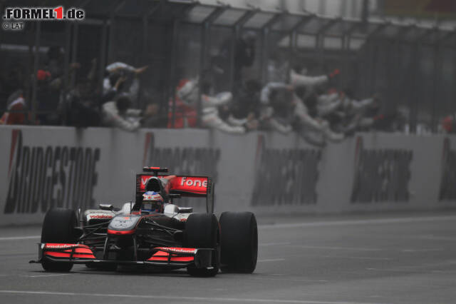 Foto zur News: #1: China 2010. Viele zweifelten am Wechsel zu McLaren, aber Button gewann sein erstes Rennen. Der Sieg in China war noch beeindruckender. Gestartet als Fünfter, blieb er während der Safety-Car-Phase, als alle auf Regenreifen wechselten, draußen. Im Finish setzte er sich in einem tollen Duell gegen Teamkollege Lewis Hamilton durch.