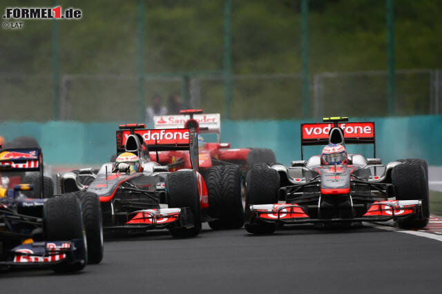 Foto zur News: #4: Ungarn 2011. Wieder einmal schlug Button Lewis Hamilton wegen der besseren Reifenentscheidungen auf einer wechselhaften Strecke. Hamilton leistete sich bei schwierigen Bedingungen einen Dreher in der Schikane, Button blieb cool - und widersetzte sich erfolgreich dem McLaren-Befehl, auf Intermediates zu wechseln.