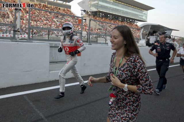 Foto zur News: #3: Japan 2011. Button verlor am Start eine Position, weil er von Sebastian Vettel abgedrängt wurde. Später ging er an Lewis Hamilton vorbei, der einen Reifenschaden hatte. Im Finish hielt er Fernando Alonso in Schach; Vettel hatte er sich zuvor geschnappt. Letzterer wurde Weltmeister, Button beendete die Saison vor Teamkollege Hamilton.