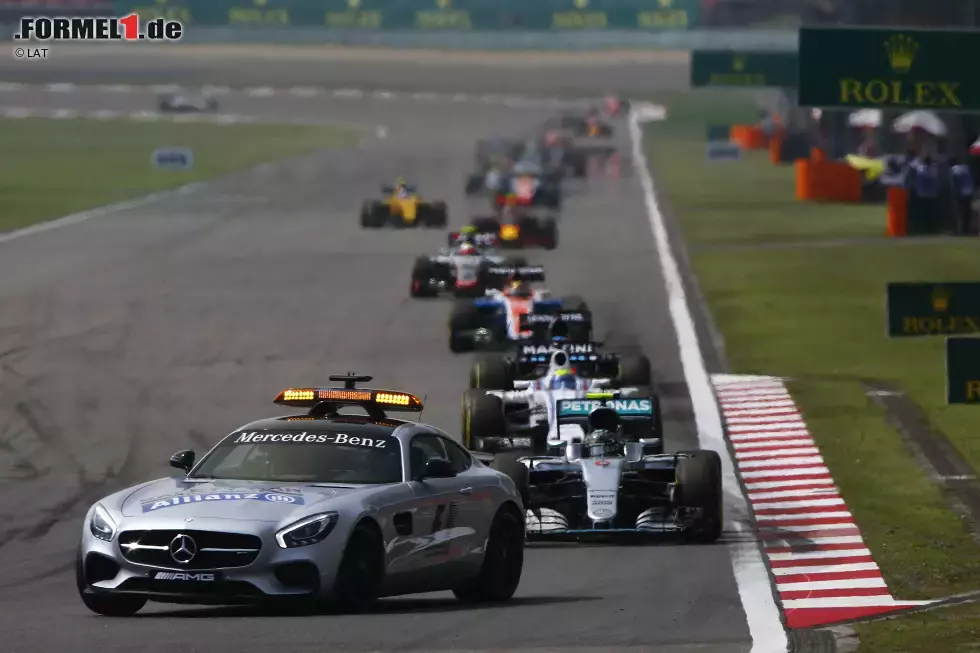 Foto zur News: Um die Strecke von eben diesen säubern zu können, kommt das Safety-Car zum Einsatz. Das nutzen bis auf Rosberg und Felipe Massa alle Topfahrer zum Boxenstopp. Der Grand Prix steht Kopf: Manor-Rookie Pascal Wehrlein, im Qualifying noch gecrasht, ist plötzlich Vierter. Bestplatzierter Fahrer mit Boxenstopp ist Kwjat auf P6.