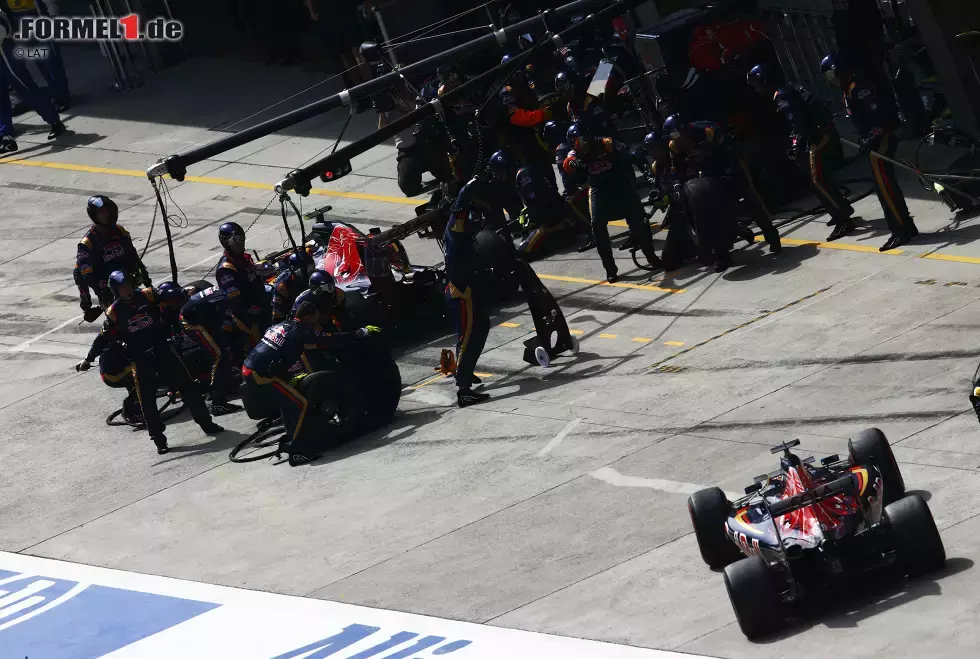 Foto zur News: Und wieder mal teaminternes Duell bei Toro Rosso: Erst kommen die beiden in der ersten Safety-Car-Phase gleichzeitig an die Box, dann nutzt Max Verstappen im Finish seinen Reifenvorteil und geht relativ mühelos an Sainz vorbei.