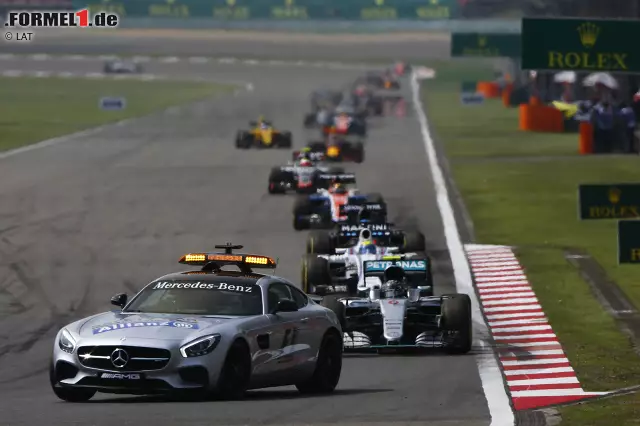 Foto zur News: Um die Strecke von eben diesen säubern zu können, kommt das Safety-Car zum Einsatz. Das nutzen bis auf Rosberg und Felipe Massa alle Topfahrer zum Boxenstopp. Der Grand Prix steht Kopf: Manor-Rookie Pascal Wehrlein, im Qualifying noch gecrasht, ist plötzlich Vierter. Bestplatzierter Fahrer mit Boxenstopp ist Kwjat auf P6.