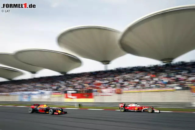 Foto zur News: Nach dem (gleichzeitigen) letzten Boxenstopp geht's zwischen Kwjat (Medium) und Vettel (Soft) Rad an Rad um den zweiten Platz - und Vettel, möglicherweise noch sauer wegen der Aktion in der ersten Kurve, macht mit dem Russen (mit DRS) kurzen Prozess. Der Rückstand auf Rosberg ist da (37. von 56 Runden) aber schon zu groß: 25,7 Sekunden.