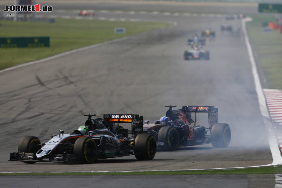 Foto zur News: Vettels Boxengassen-Manöver gegen den glücklosen Nico Hülkenberg (Grid-Strafe wegen &quot;unsafe release&quot; am Samstag) und Sainz bleibt ohne Folgen. Die Fünf-Sekunden-Strafe kassiert im Gegenteil Hülkenberg: Er hat während der Safety-Car-Phase absichtlich langsamer gemacht, damit Force India zuerst Sergio Perez in Ruhe abfertigen kann.