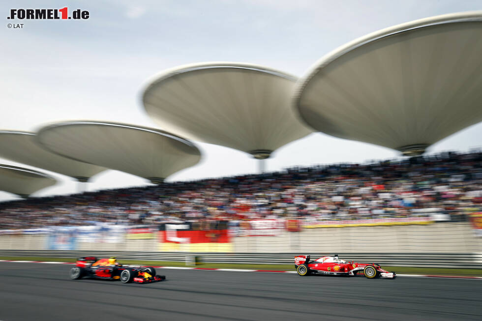 Foto zur News: Nach dem (gleichzeitigen) letzten Boxenstopp geht&#039;s zwischen Kwjat (Medium) und Vettel (Soft) Rad an Rad um den zweiten Platz - und Vettel, möglicherweise noch sauer wegen der Aktion in der ersten Kurve, macht mit dem Russen (mit DRS) kurzen Prozess. Der Rückstand auf Rosberg ist da (37. von 56 Runden) aber schon zu groß: 25,7 Sekunden.