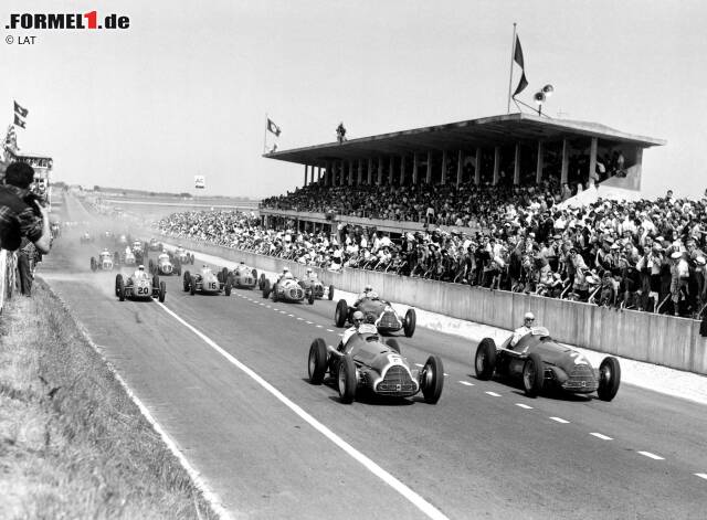 Foto zur News: Die erste Formel-1-Saison umfasst 1950 lediglich sechs Rennen, bei denen der Alfa Romeo 158 fünfmal ganz vorne steht. Giuseppe Farina und Juan Manuel Fangio teilen diese Siege unter sich auf, und obwohl der Argentinier dreimal triumphiert, und Farina nur zweimal, geht der erste Formel-1-Titel am Ende nach Italien.